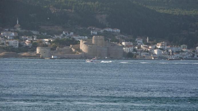 Çanakkale Boğazı'nda transit geçişler, fırtına nedeniyle bazı gemiler için kapatıldı