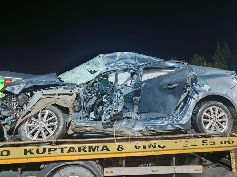 Tur otobüsü çarptığı otomobili sürükleyip, karşı şeride geçti: 1 ölü