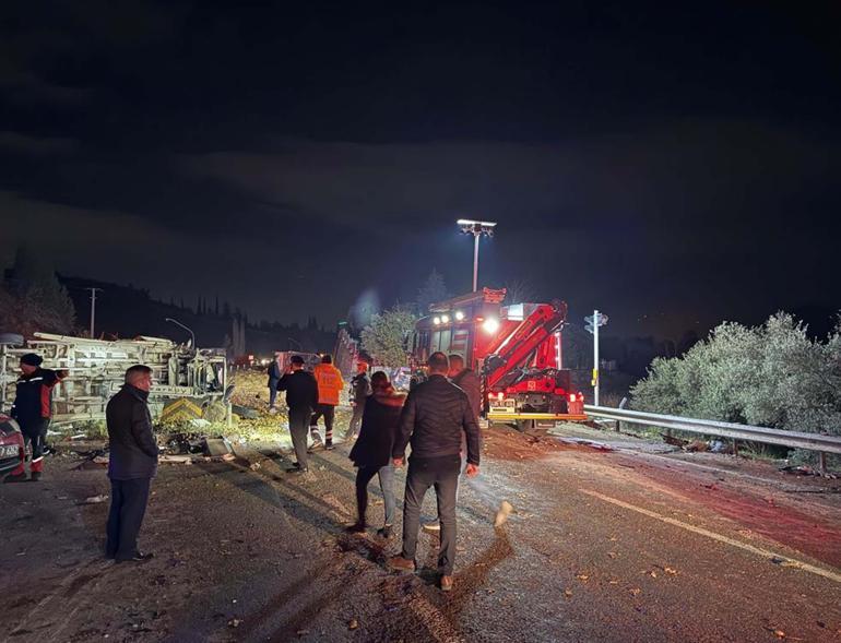 3 kişinin öldüğü kazada, freni boşalan kamyon, ışıkta bekleyen araçlara çarpmış