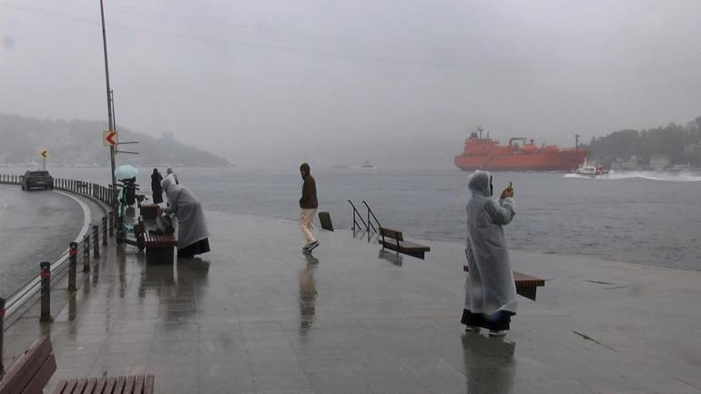 İstanbul Boğazı'nda sis etkili oluyor