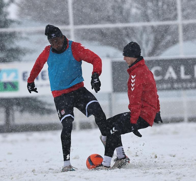 Sivasspor antrenmanına kar engeli