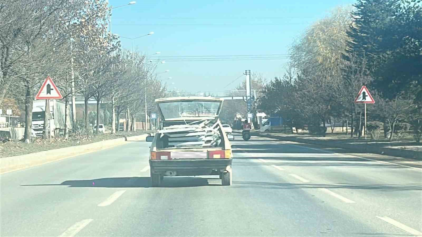 Otomobilin bagajındaki düzensiz yüklerle trafiği tehlikeye attı