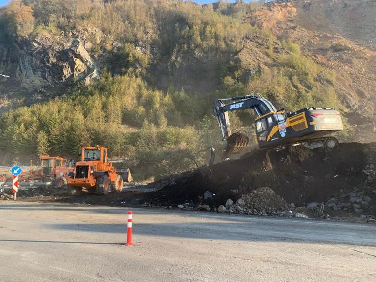 Karadeniz Sahil Yolu'nda kapalı şeritte heyelan temizliği