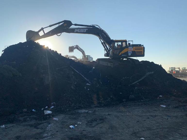 Karadeniz Sahil Yolu'nda kapalı şeritte heyelan temizliği