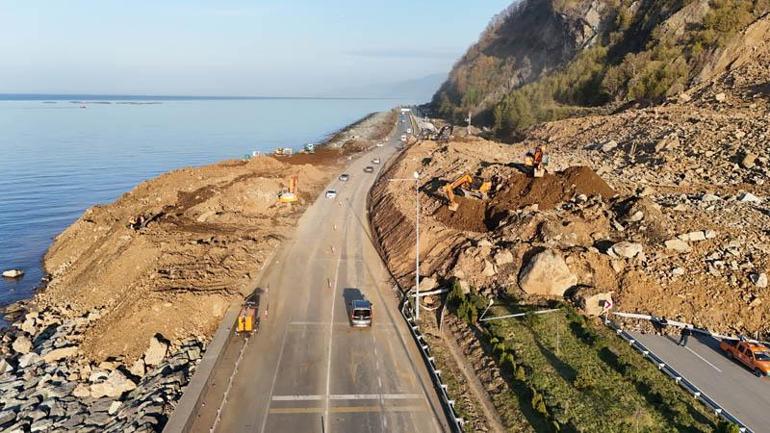 Karadeniz Sahil Yolu'nda kapalı şeritte heyelan temizliği