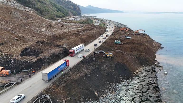 Karadeniz Sahil Yolu'nda kapalı şeritte heyelan temizliği