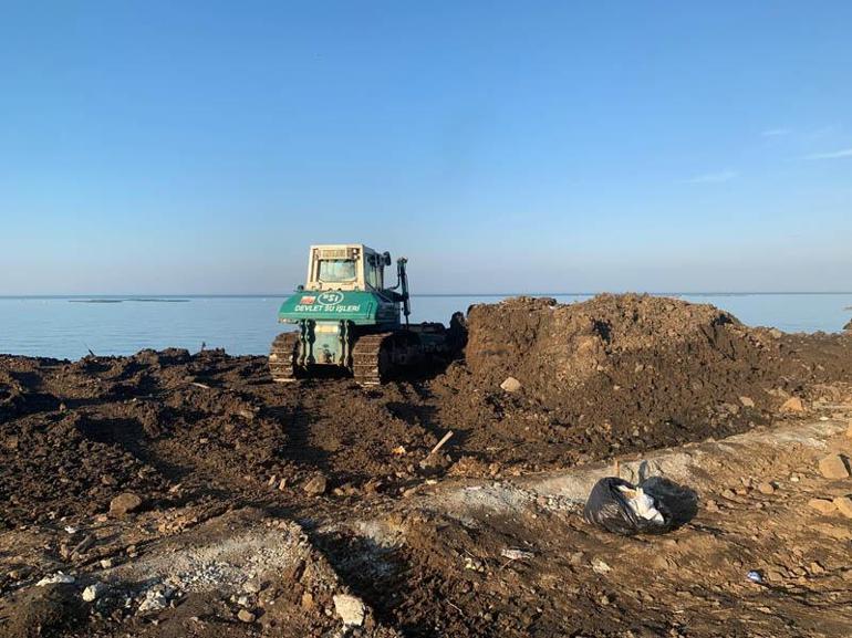 Karadeniz Sahil Yolu'nda kapalı şeritte heyelan temizliği