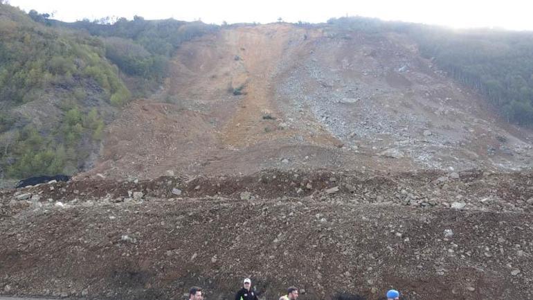 Karadeniz Sahil Yolu'nda kapalı şeritte heyelan temizliği