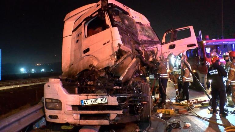 Pendik TEM Otoyolu'nda iki TIR çarpıştı; araçta sıkışan şoförü itfaiye kurtardı