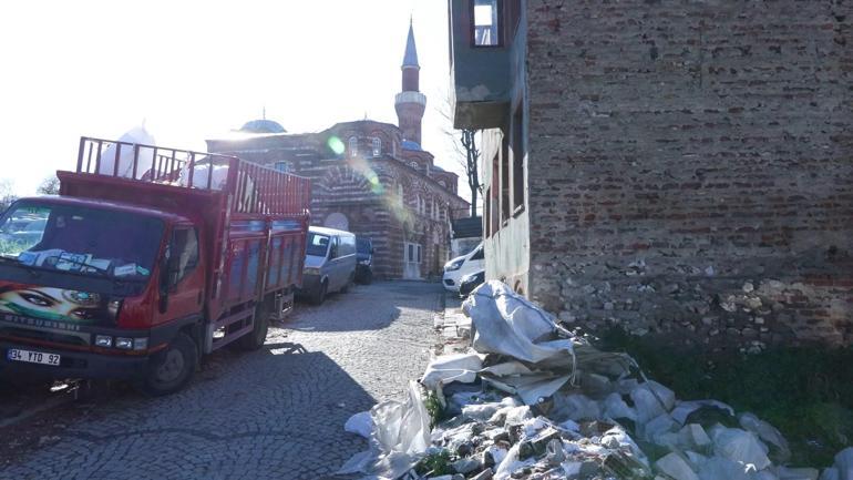 Fatih'teki 900 yıllık tarihi caminin önü çöplük arkası otopark