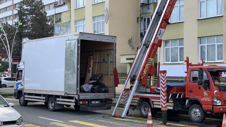 Rize'de fırtına sonrası mühürlenen 8 katlı binada oturan aileler taşınıyor