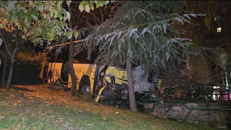 Başakşehir'de İETT otobüsü park halindeki hafriyat kamyonuna çarptı: 1 yaralı