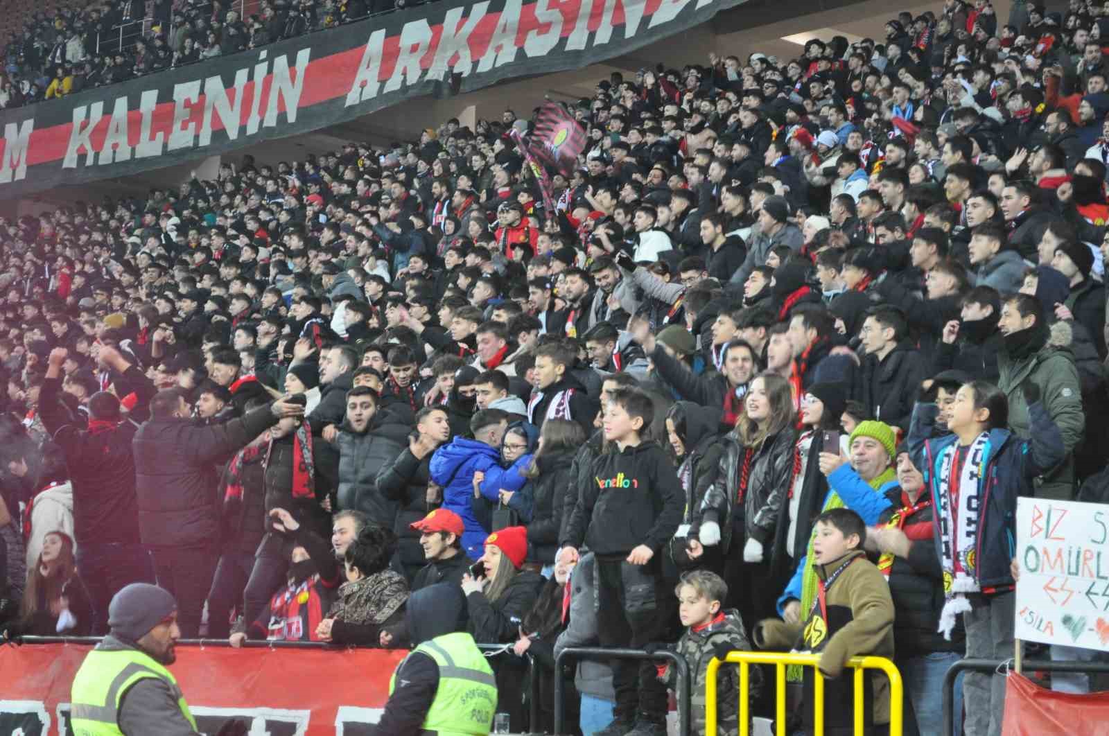 Taraftarıyla rekor kıran Eskişehirspor, liderlik koltuğuna oturdu