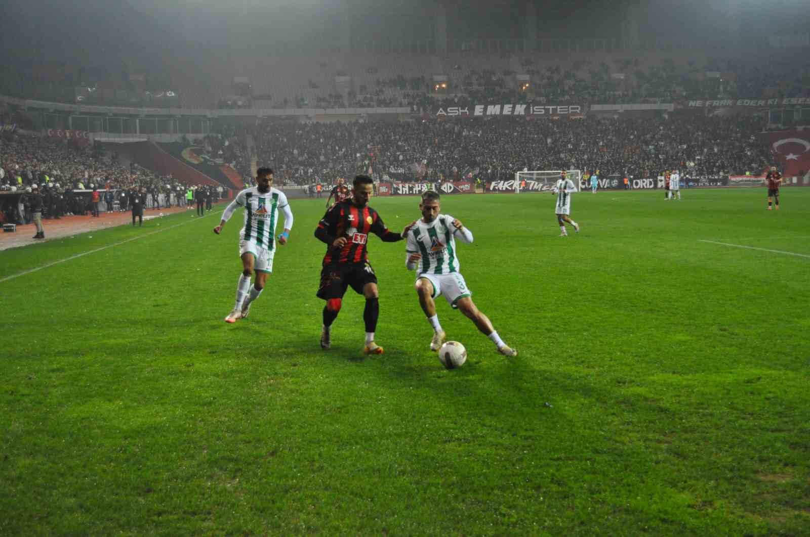 Taraftarıyla rekor kıran Eskişehirspor, liderlik koltuğuna oturdu