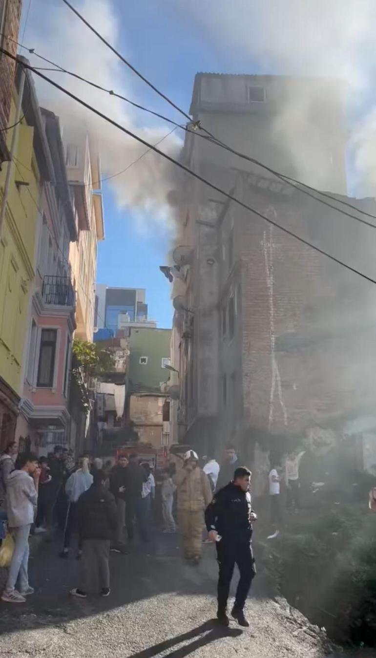 Beyoğlu’nda devrilen sobadan yangın çıktı; 3 çocuk dumandan etkilendi