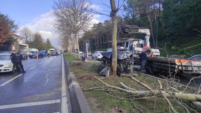 Sarıyer’de 2 otomobile vurduktan sonra ağaca çarptı: 2 yaralı