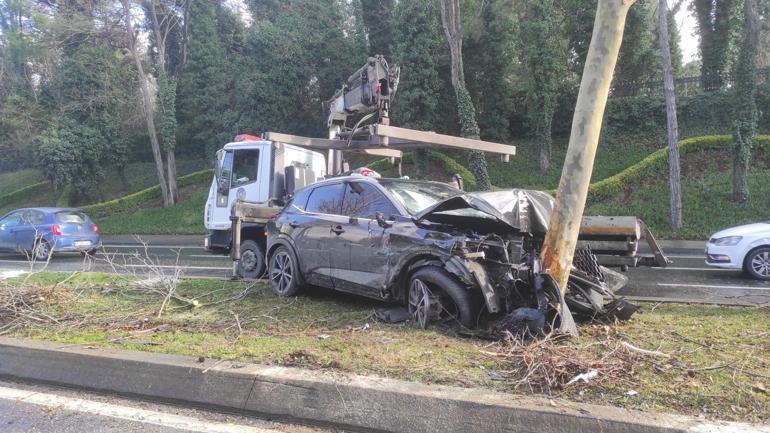 Sarıyer’de 2 otomobile vurduktan sonra ağaca çarptı: 2 yaralı