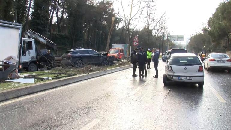 Sarıyer’de 2 otomobile vurduktan sonra ağaca çarptı: 2 yaralı