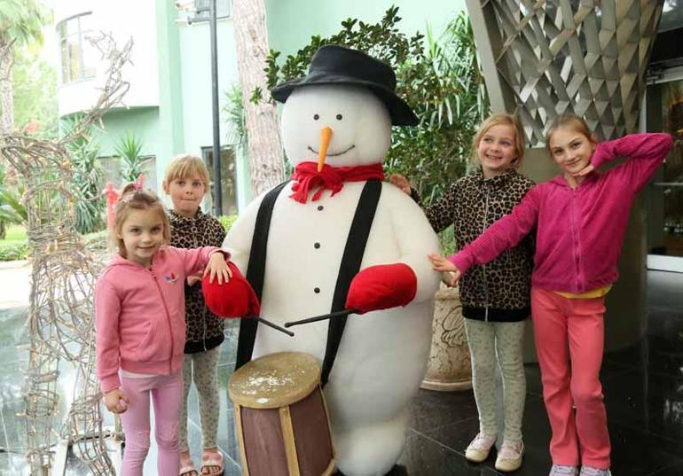 Antalya’ya Noel kutlamaları öncesi turist akını