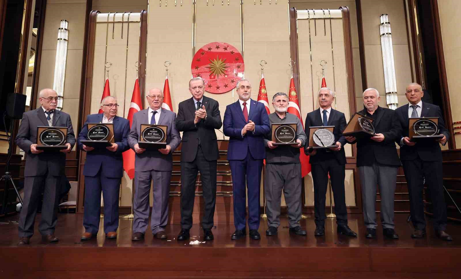 Mehmet ’Usta’ Cumhurbaşkanı Erdoğan’dan plaket aldı