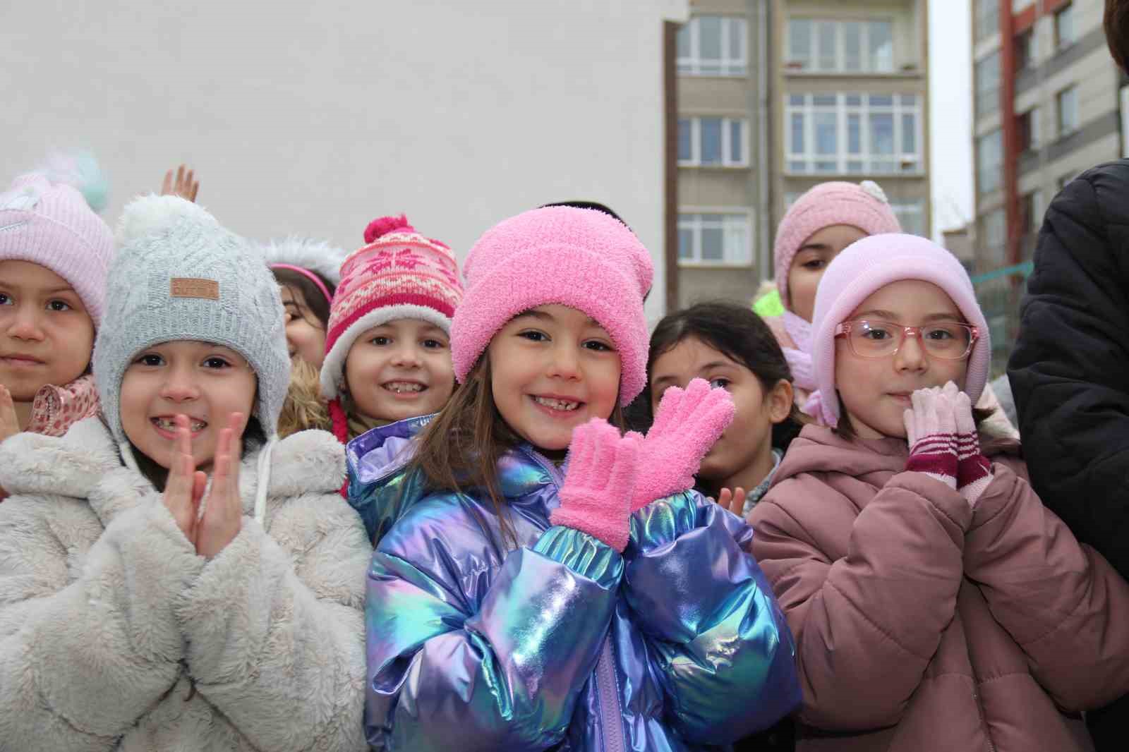 Norm Ender, 100. Yıl Marşı Parla’yı Eskişehir’de minik öğrencilerle seslendirdi