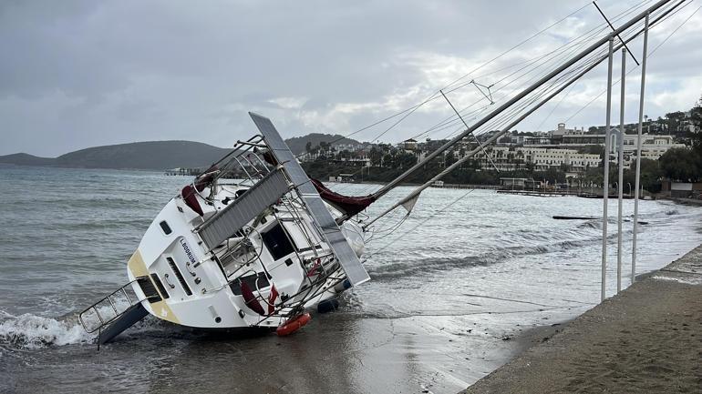 Bodrum’da fırtına nedeniyle yelkenli tekne karaya oturdu, feribot seferleri iptal edildi