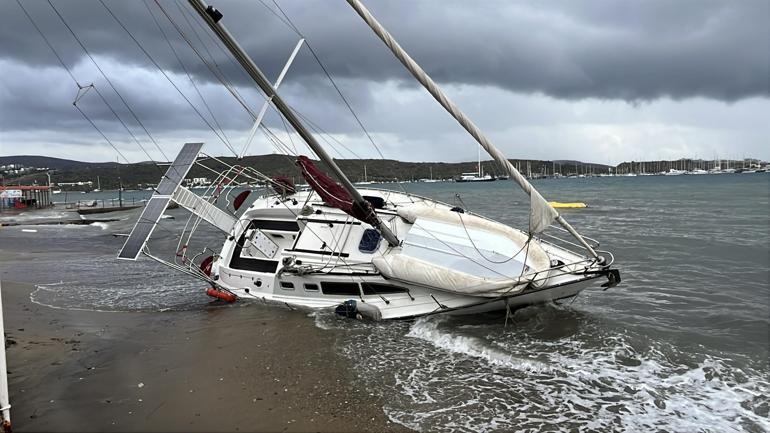 Bodrum’da fırtına nedeniyle yelkenli tekne karaya oturdu, feribot seferleri iptal edildi