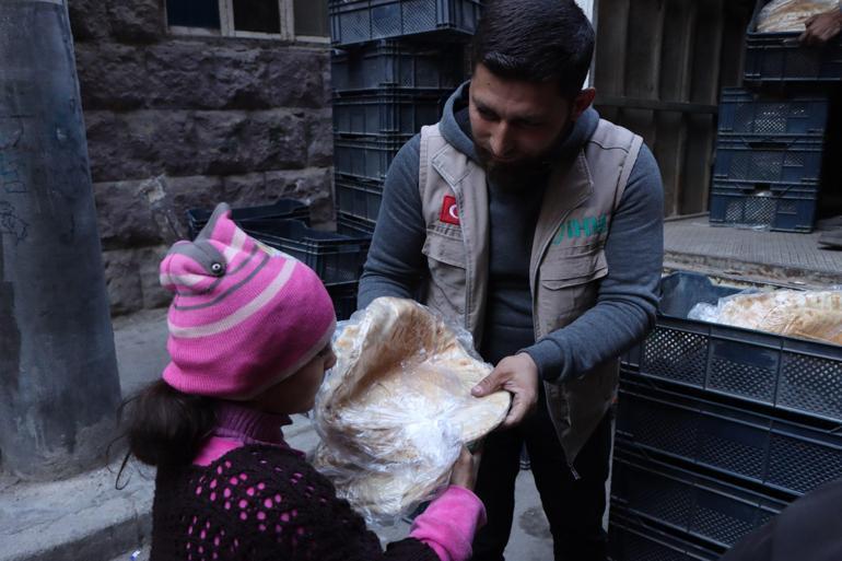 İHH, Halep’teki Hristiyan ailelere gıda ve ekmek yardımı yaptı