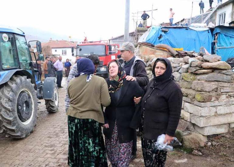 Çocuklarının odasının kapısını tekmeyle açıp, alevlerden kurtardı