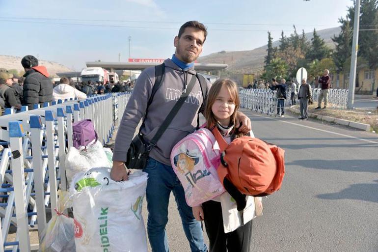 Ülkelerine dönen Suriyeliler, Cilvegözü Gümrük Kapısı’nda yoğunluk oluşturdu