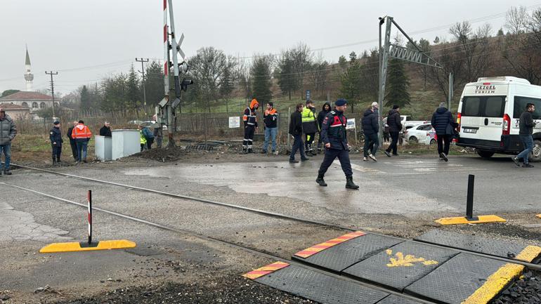 Kırklareli'de yük treni, işçi servis minibüsüne çarptı; 2 yaralı