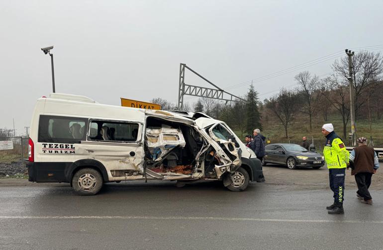 Kırklareli'de yük treni, işçi servis minibüsüne çarptı; 2 yaralı