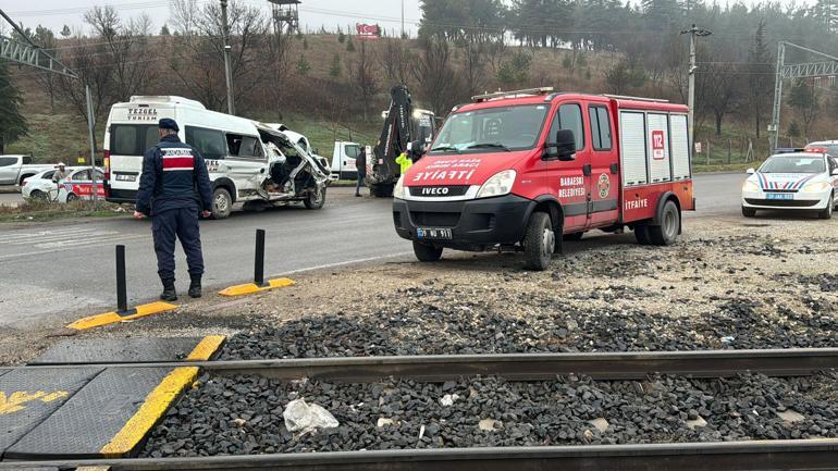 Kırklareli'de yük treni, işçi servis minibüsüne çarptı; 2 yaralı