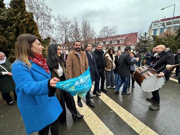 Tunceli'de, avukatlardan 'Huzur, hukuk ve adalet' istekli geleneksel yeni yıl kutlaması