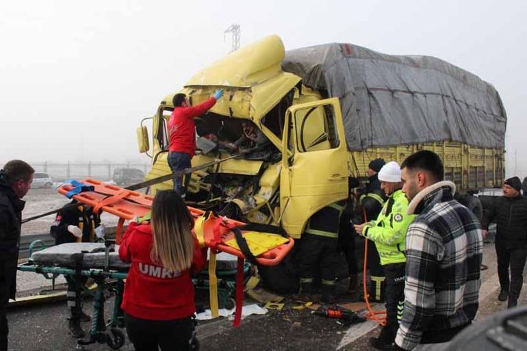 Kazada kamyonda sıkışan sürücü 40 dakikalık çalışmayla kurtarıldı