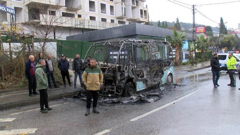 Kartal’da minibüs alev alev yandı, yolcular tahliye edildi