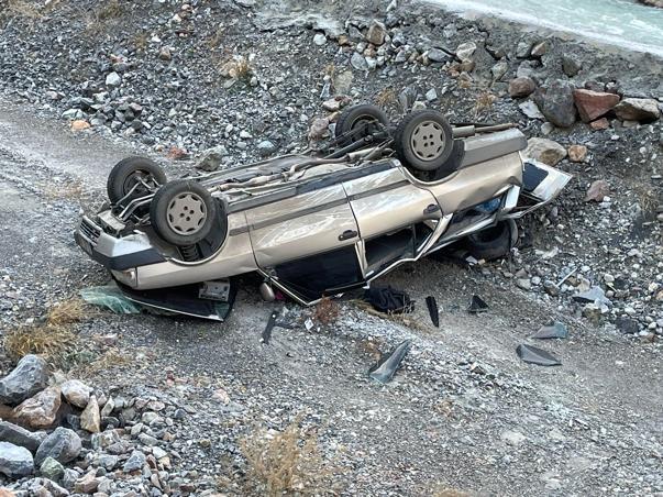 Dere yatağına düşen otomobilden yara almadan çıktı