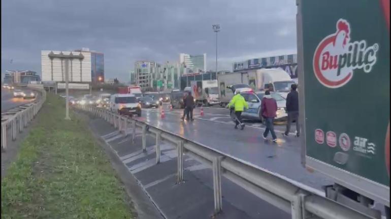 Bağcılar TEM otoyolunda zincirleme trafik kazası; 1 yaralı