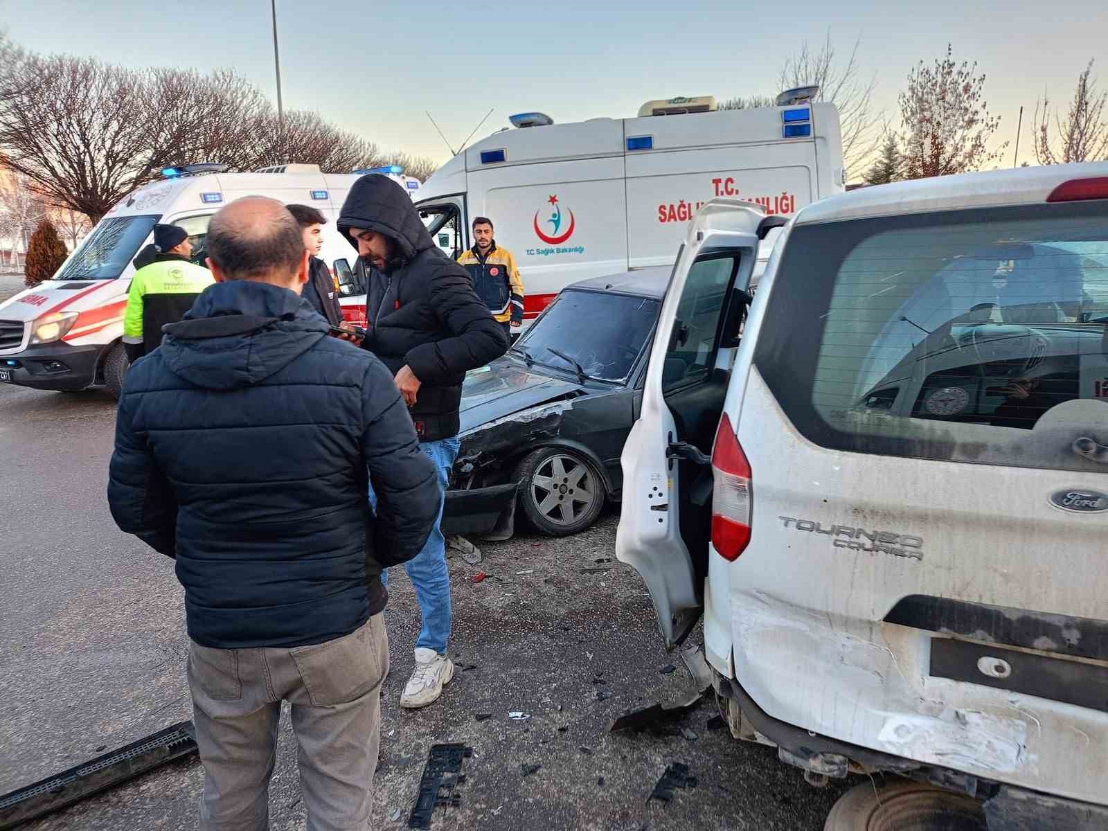 Gizli buzlanma yüzünden 3 araç bir birine girdi