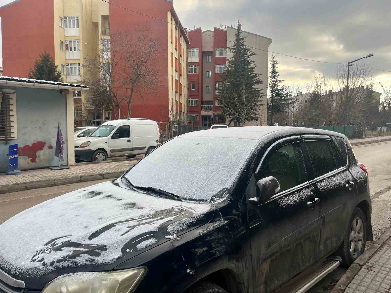 Eskişehir’in yüksek kesimlerindeki araçlar beyaza büründü