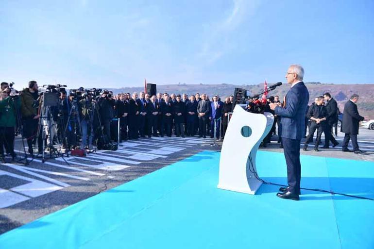 Bakan Uraloğlu, açılışını gerçekleştirdiği kavşaktan Togg ile ilk geçişi yaptı