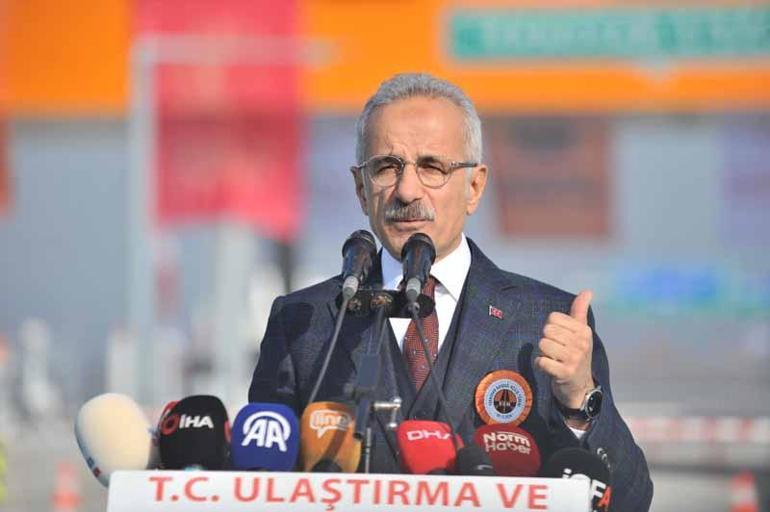 Bakan Uraloğlu, açılışını gerçekleştirdiği kavşaktan Togg ile ilk geçişi yaptı