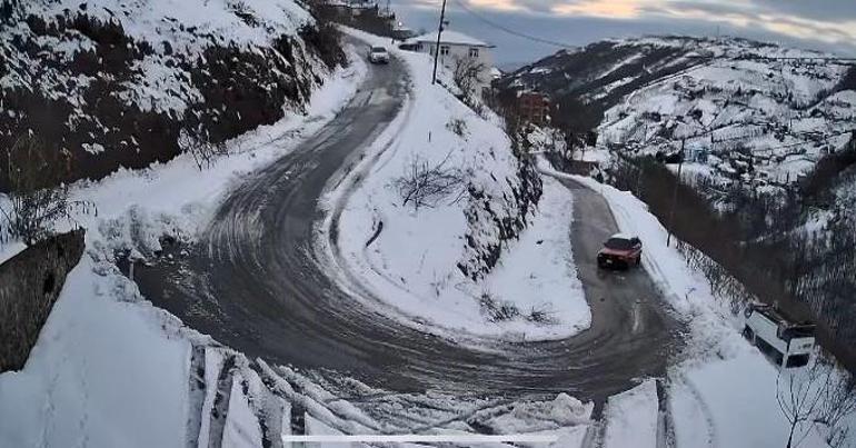 Trabzon'da minibüsün dereye yuvarlanması kamerada: 1 ölü, 1 yaralı