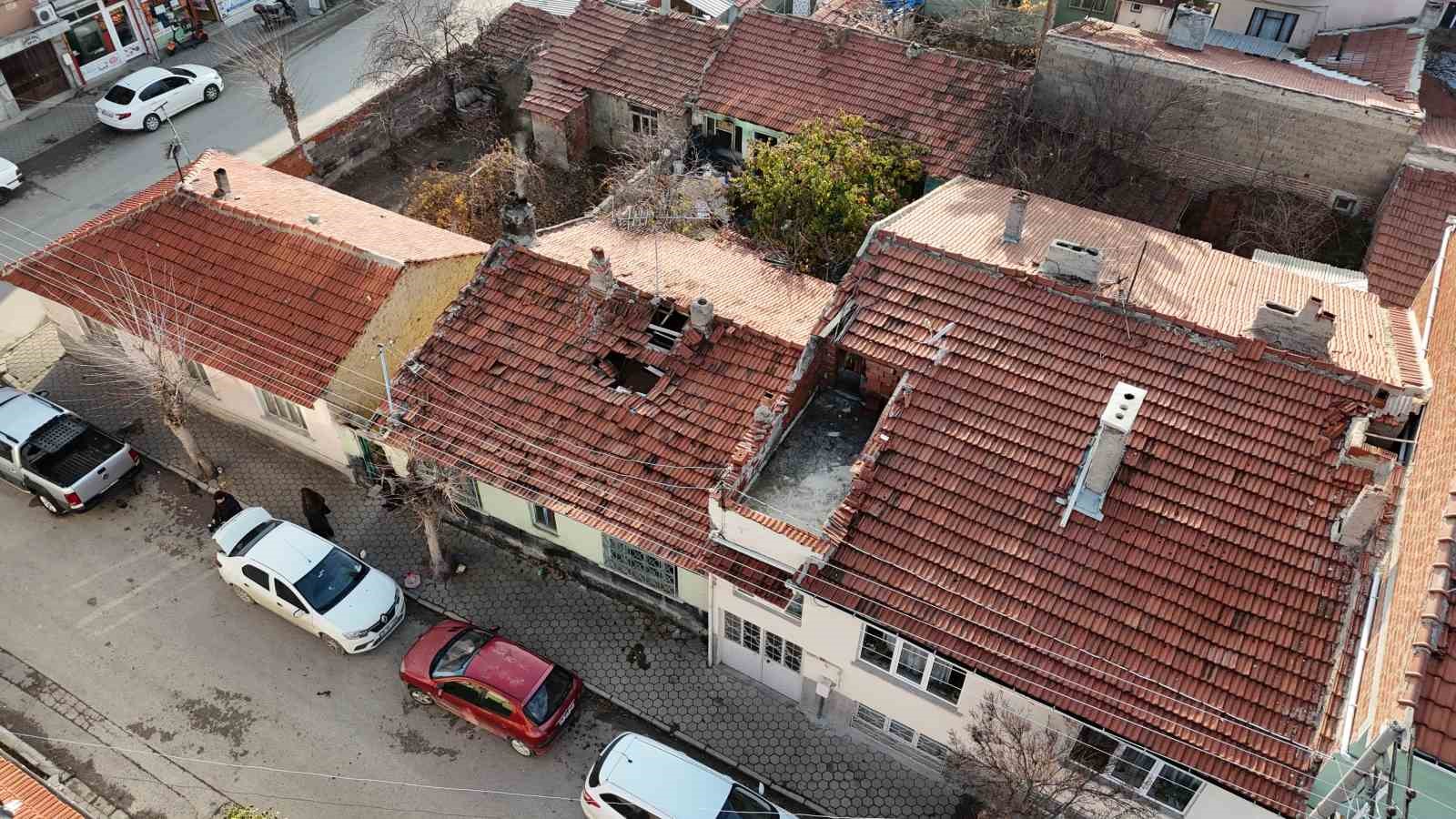 Penbegül teyze akan çatısına yardım bekliyor