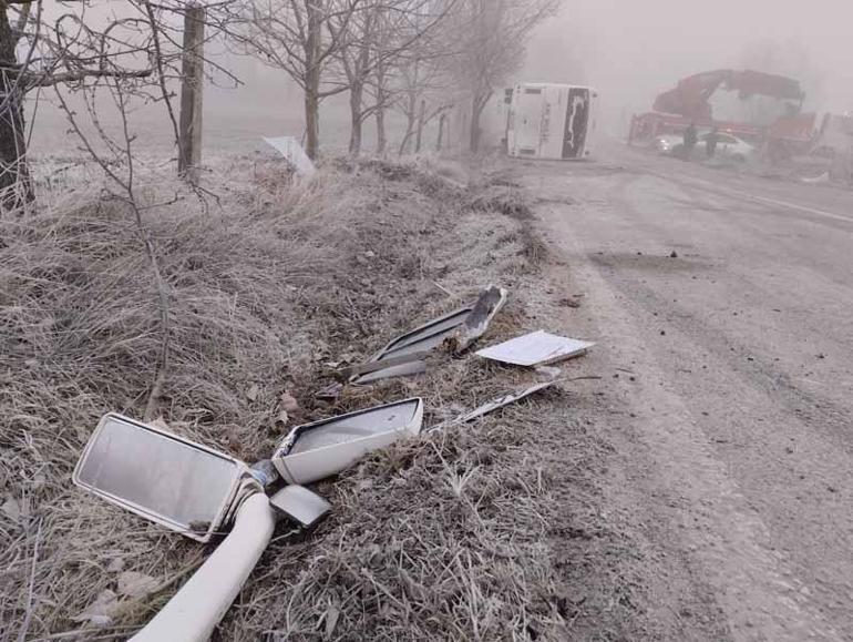 İşçi servis minibüsü buzlanan yolda devrildi; 9 yaralı