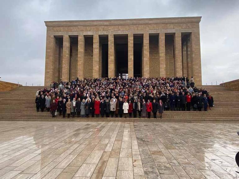 Bakan Göktaş, Türk kadınının seçme ve seçilme hakkı kazanmasının yıl dönümünde Anıtkabir'i ziyaret etti