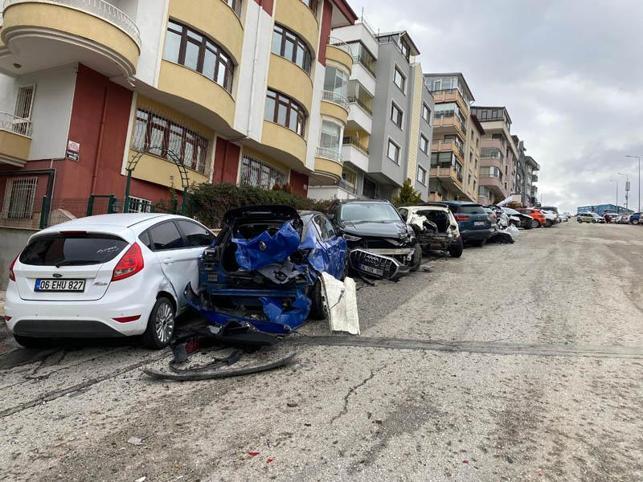 Yokuşta kayan kamyonet, park halindeki 11 araca çarptı; 1 yaralı