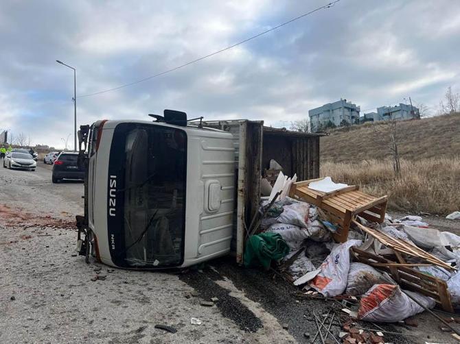 Yokuşta kayan kamyonet, park halindeki 11 araca çarptı; 1 yaralı