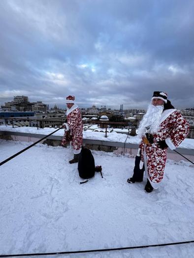 Rusya'da Noel Baba kılığına giren ekipler çocuk hastanesinde moral etkinliği düzenledi