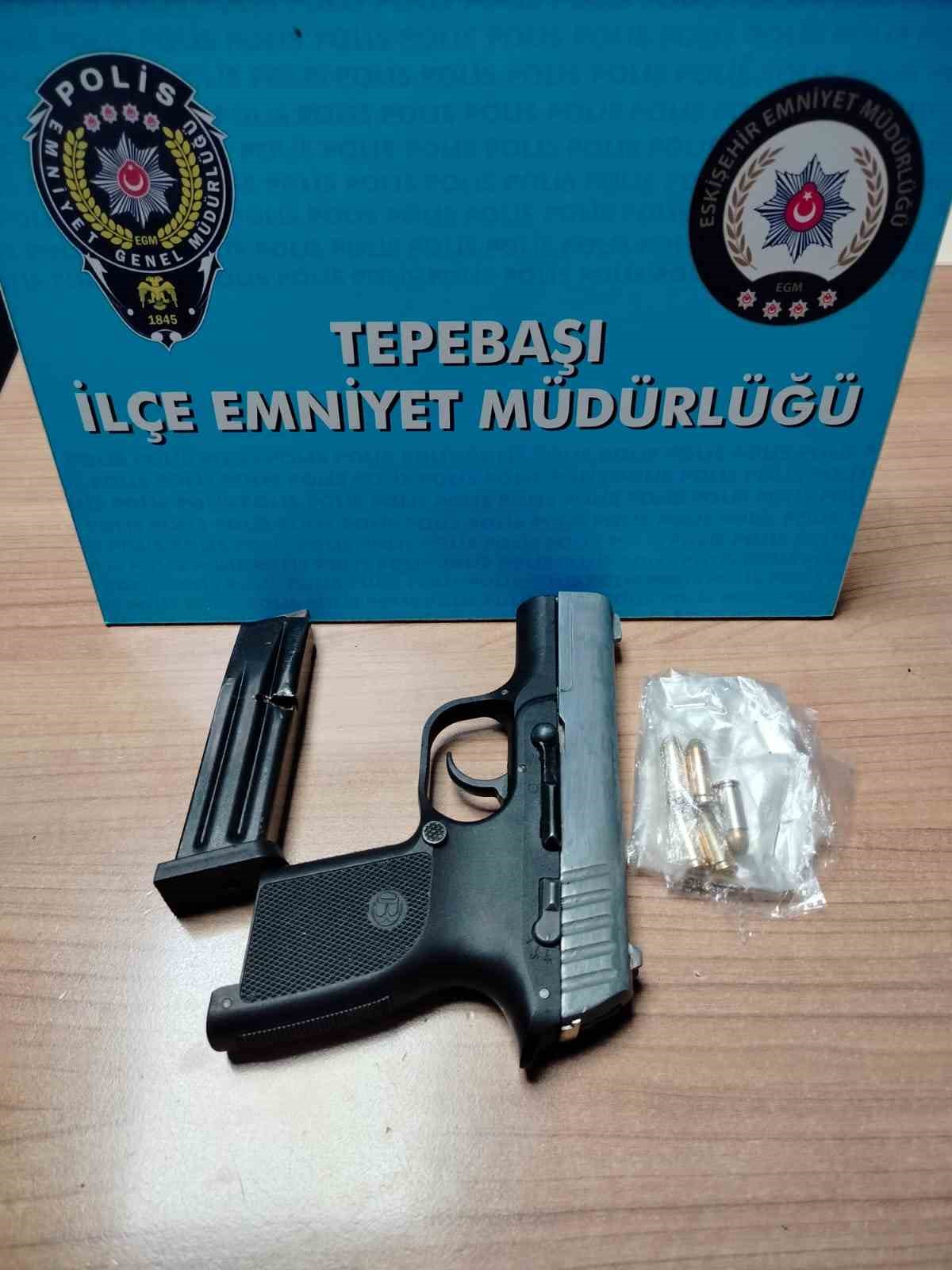 Polis ekiplerinin çalışmalarında uyuşturucu madde ve silah ele geçirildi